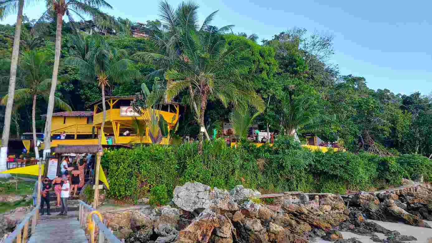 Bahia Beach Restaurante: Culinária Local e Ambiente Relaxante nas Margens da Praia