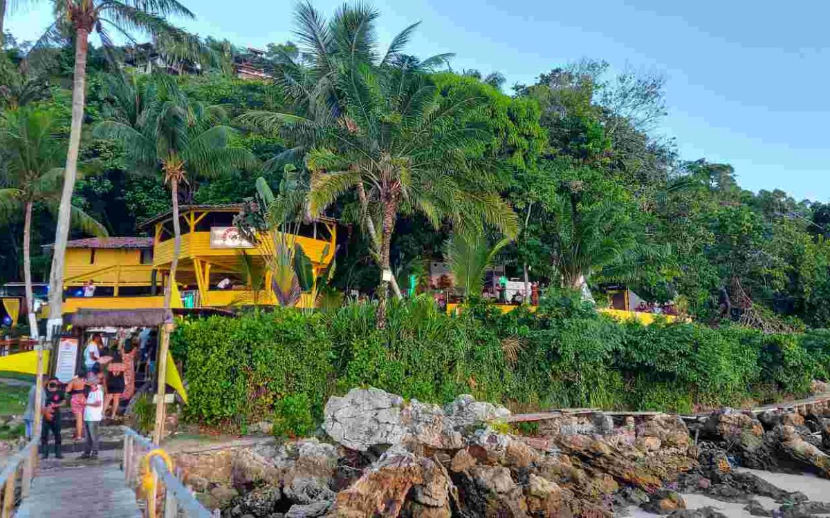 Bahia Beach Restaurante: Culinária Local e Ambiente Relaxante nas Margens da Praia